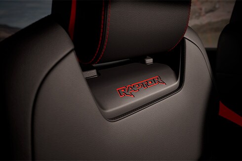 Insertos y Gráficos de diseño exclusivo en asientos de Ford Ranger Raptor 2025